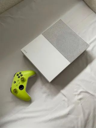 Xbox One S + Mando Verde + GTA V + Cyberpunk 2077