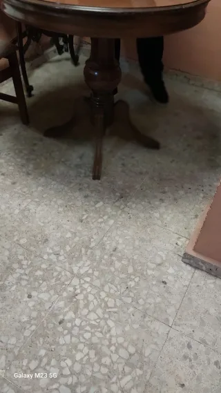 Mesa redonda de madera antigua