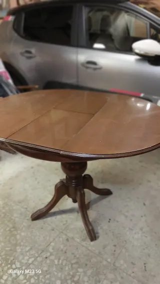 Mesa redonda de madera antigua