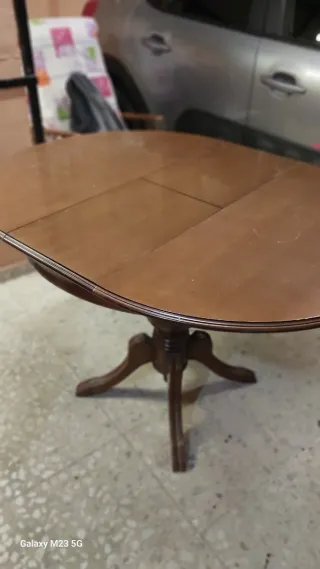 Mesa redonda de madera antigua