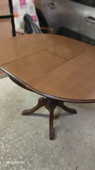 Mesa redonda de madera antigua