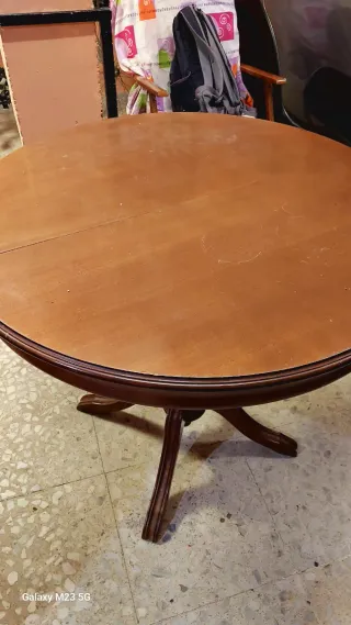 Mesa redonda de madera antigua