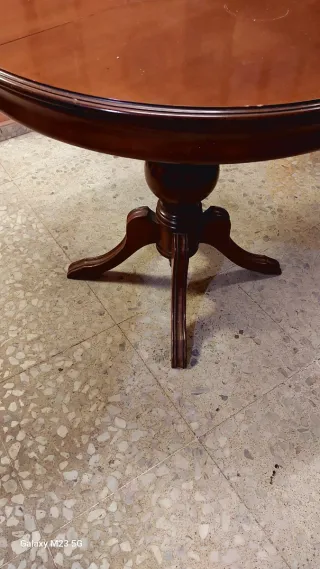 Mesa redonda de madera antigua