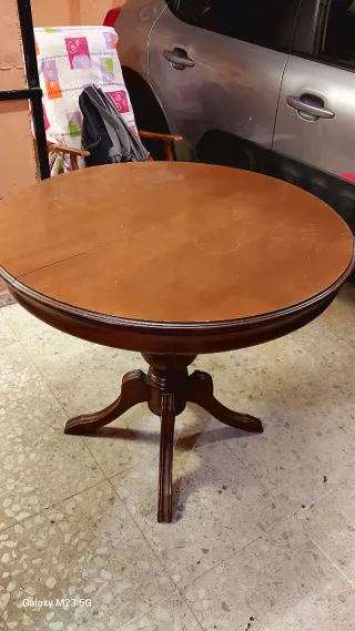 Mesa redonda de madera antigua