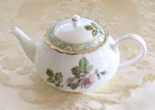 Tetera de porcelana con flores