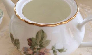 Tetera de porcelana con flores