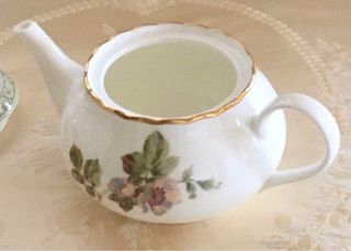 Tetera de porcelana con flores