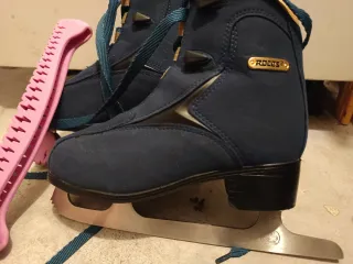 Patines de hielo azul marino