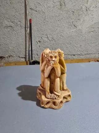 Statua scimmie non vedo, non sento