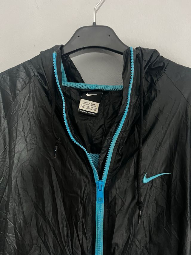 Chaqueta Nike impermeable negra y turquesa