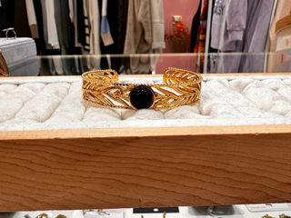 Bracciale rigido in acciaio con pietra nera