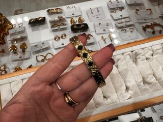 Bracciale rigido in acciaio con pietra nera