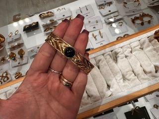 Bracciale rigido in acciaio con pietra nera