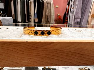 Bracciale rigido in acciaio con pietra nera