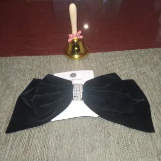 Lazo negro con pinza y pedrería