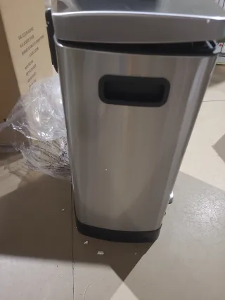 Cubo de reciclaje metálico con pedal