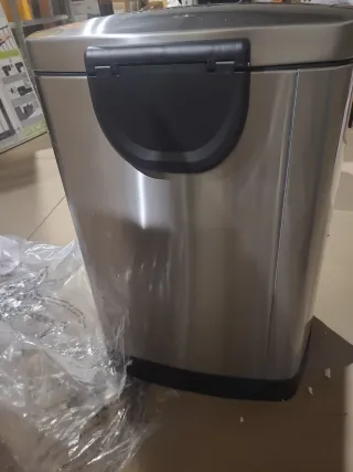 Cubo de reciclaje metálico con pedal