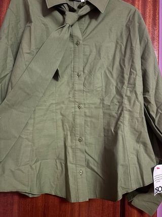 camisa entallada con accesorio de corbata