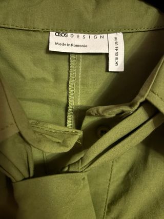 camisa entallada con accesorio de corbata