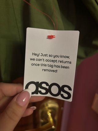 camisa entallada con accesorio de corbata