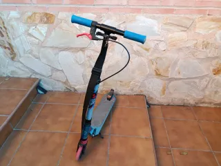 Patinete infantil azul y negro