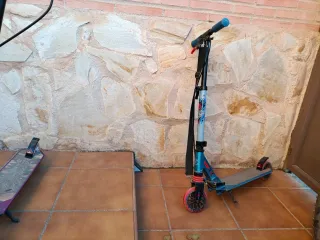 Patinete infantil azul y negro