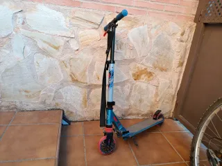 Patinete infantil azul y negro