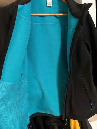 Chaqueta impermeable Quechua Talla M Negra y Azul
