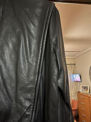 Cazadora de piel negra