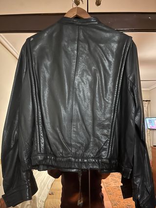 Cazadora de piel negra