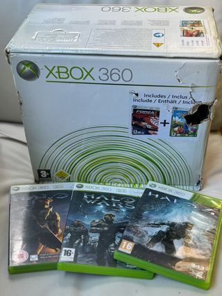 Consola Xbox 360 en color blanco, incluye tres vid
