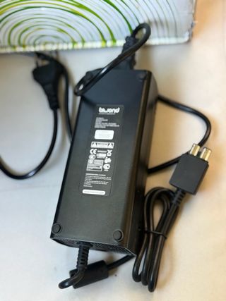 Consola Xbox 360 en color blanco, incluye tres vid