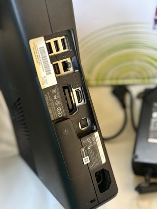 Consola Xbox 360 en color blanco, incluye tres vid