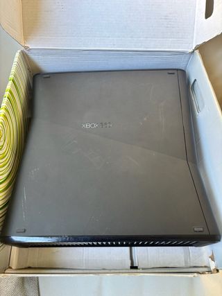 Consola Xbox 360 en color blanco, incluye tres vid