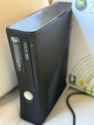 Consola Xbox 360 en color blanco, incluye tres vid