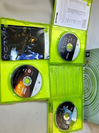 Consola Xbox 360 en color blanco, incluye tres vid