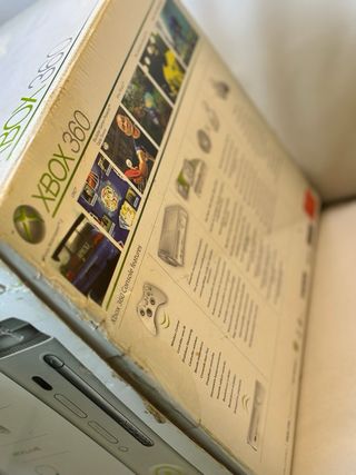 Consola Xbox 360 en color blanco, incluye tres vid