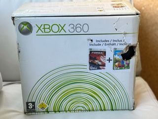 Consola Xbox 360 en color blanco, incluye tres vid