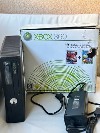 Consola Xbox 360 en color blanco, incluye tres vid
