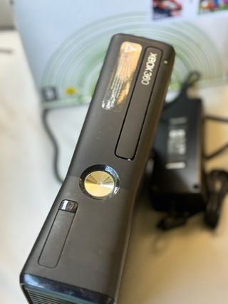 Consola Xbox 360 en color blanco, incluye tres vid