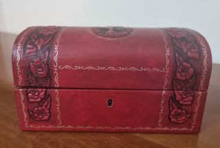 Cofanetto Rosso con Rilievo e Chiave