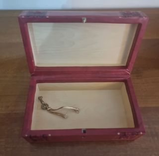 Cofanetto Rosso con Rilievo e Chiave