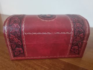 Cofanetto Rosso con Rilievo e Chiave