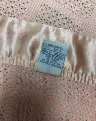 Manta rosa con borde de satén