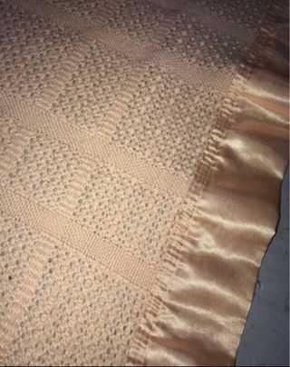 Manta rosa con borde de satén