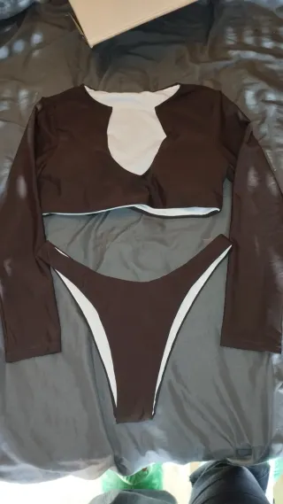 Bikini manga larga marrón y blanco