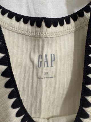 Camiseta tirantes GAP beige.