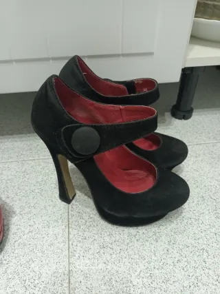 Zapatos de tacón negros y rojos