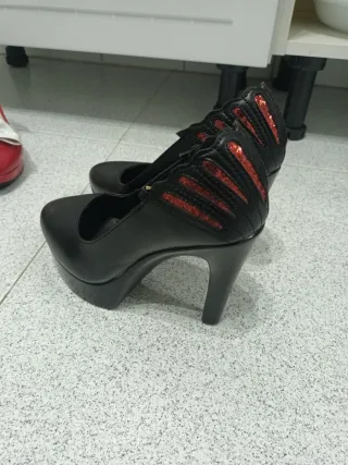Zapatos de tacón negros y rojos
