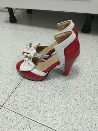 Zapatos de tacón negros y rojos